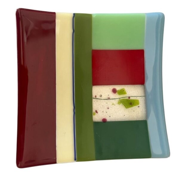 Hand-Fused Glass Plates Set Of 2 8" Red Green & Blue Design Holiday - Picture 4 of 6